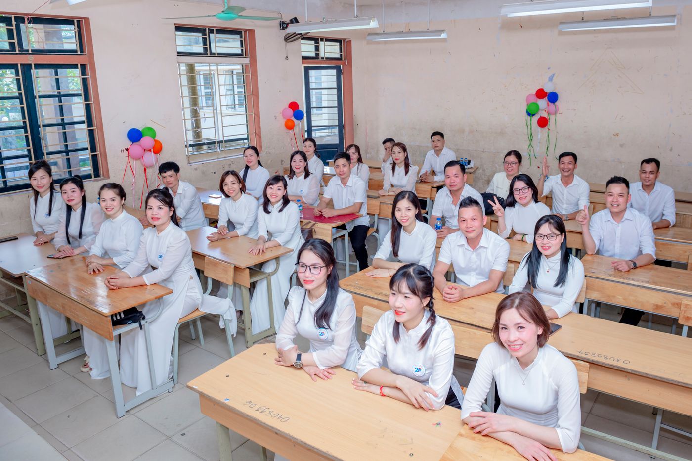 Học sinh trường công trong lớp học tiếng Anh PSE